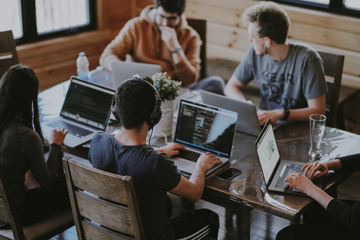 Personas felices trabajando con tecnología empresarial